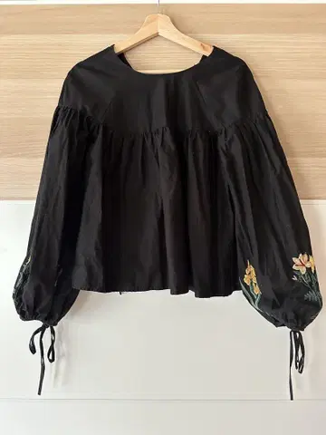 자라 블랙 자수 벌룬 소매 상의
