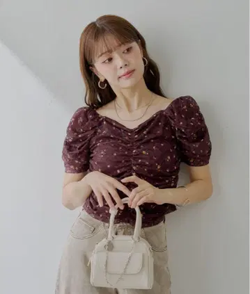 초커가 달린 플라워 프린트 개더 상의 BRN Chico