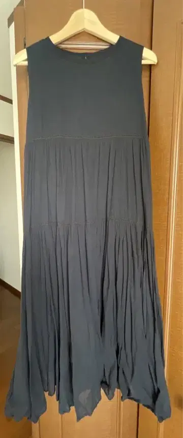 가격 인하 중! 브로치 슬리브리스 롱 원피스 블랙