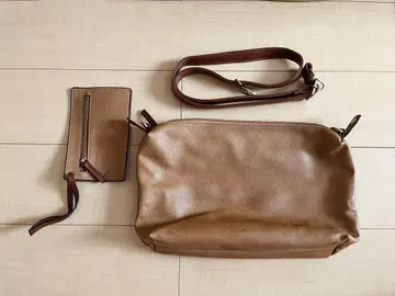 브라운 가죽 숄더백과 파우치