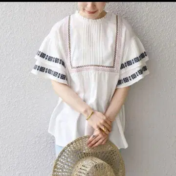화이트 반팔 셔츠 꽃무늬 자수
