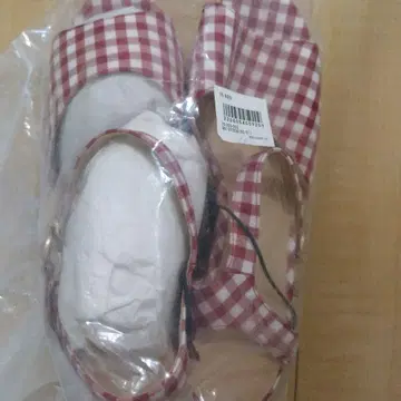 빨간색과 흰색 체크 무늬 샌들