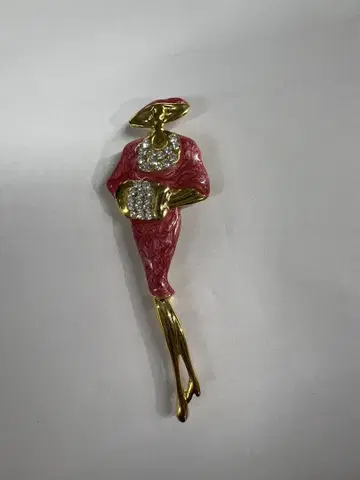 빨간색과 금색의 여성 실루엣 브로치