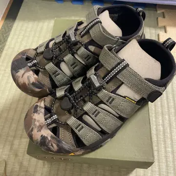 미사용 새상품 수륙 양용 KEEN 아웃도어 샌들 카모플라쥬 22cm