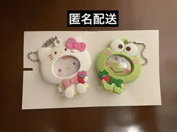 딸기 신문 50주년 기념 사진 배지가 달린 마스코트