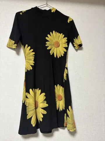 Desigual 데시구알 해바라기 무늬 반팔 미니 원피스 블랙