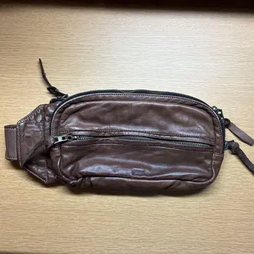 브라운 가죽 허리 파우치