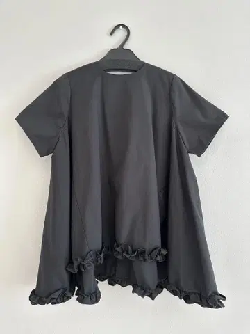OHGA 오가 FRILL short sleeves 블랙