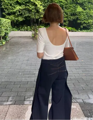 cygne 시뉴 백 컨셔스 파워 숄더 탑 Alex 화이트