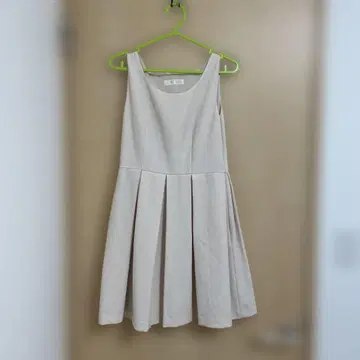 UNIVERVALMUSE 슬리브리스 원피스 베이지