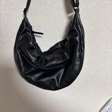 유니클로 숄더백 블랙 C 모델