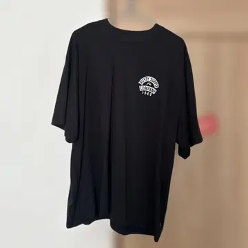 Rusty Supply Company 블랙 티셔츠
