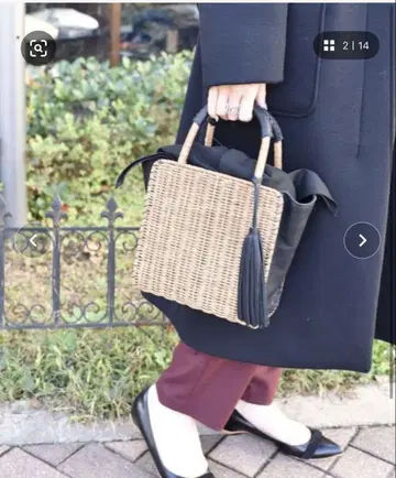 등나무와 천 태슬이 달린 바스켓백