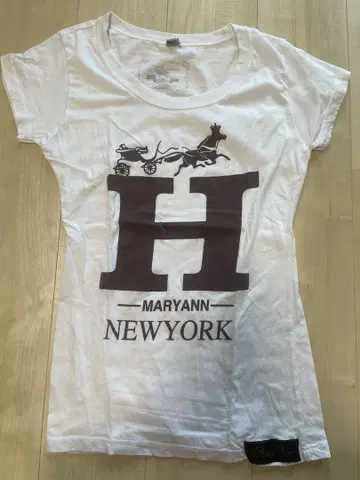 Maryann 화이트 티셔츠 반팔