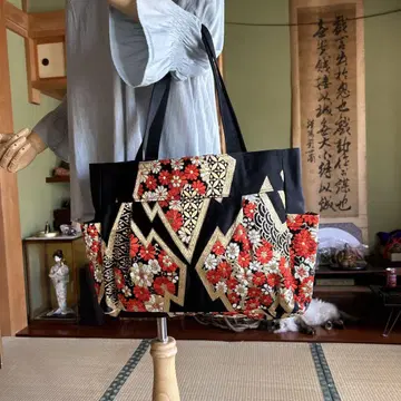 일본 의류용 토트백 블랙 베이스 빨간색 꽃무늬