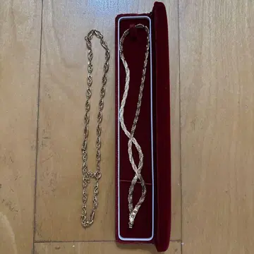 AVON European Gold Jewellery 목걸이 2개