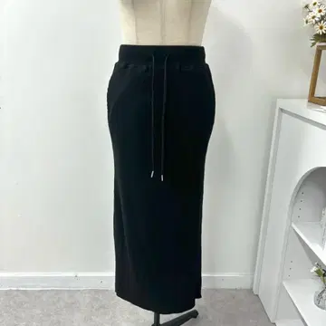 깔끔한 슬림 실루엣의 백 슬릿 롱 스커트 블랙 S