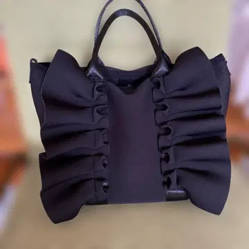 프릴 디자인 블랙 핸드백
