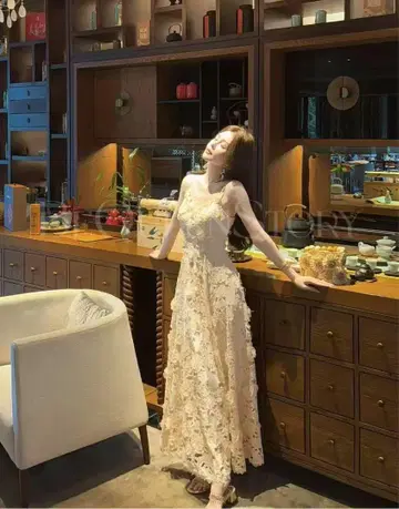 크림색 플라워 레이스 맥시 드레스