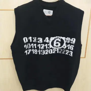 블랙 V 넥 베스트 숫자 프린트