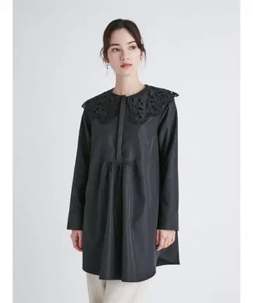 CELFORD 빅 스캘럽 칼라 블라우스