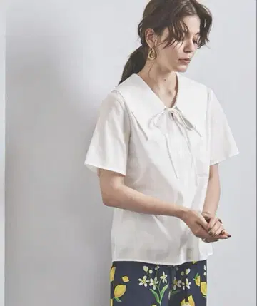 큰 카라 부착 화이트 반팔 셔츠