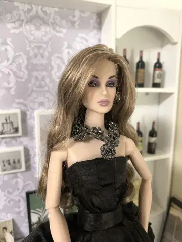 패션 로열티 인형과 아웃핏 포함