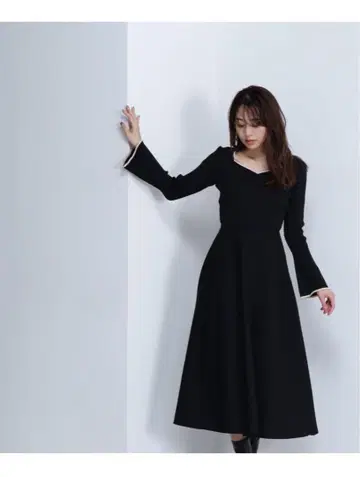 NATURAL BEAUTY BASIC 바이컬러 하트 넥 니트 원피스