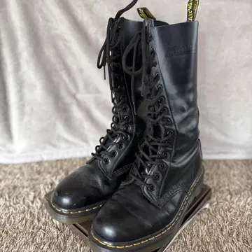 Dr. Martens 14홀 부츠