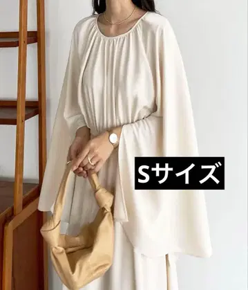 Louere 슬릿 슬리브 플레어 원피스 크림 S 사이즈