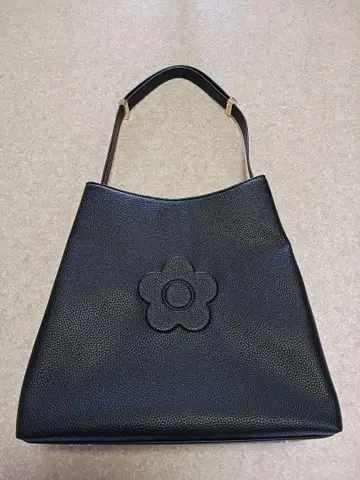 MARY QUANT 블랙 가죽 숄더백 데이지 모티브