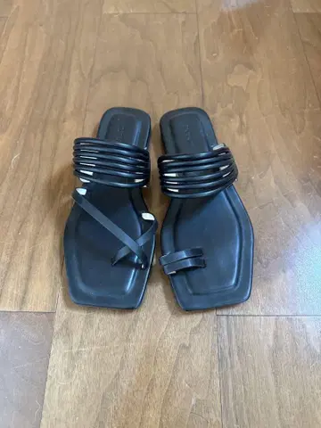 nouer 누에르 플랫 블랙 샌들 좌우 비대칭