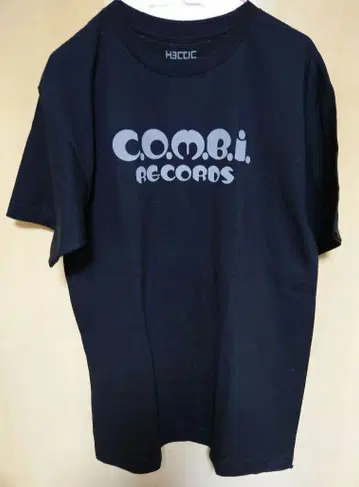 C.O.M.B.i 티셔츠와 탱크탑
