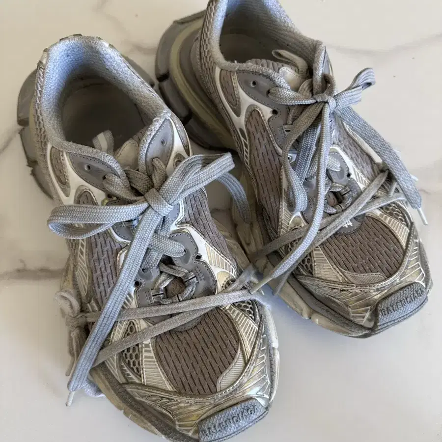 靴 BALENCIAGA 3xl Eggshell Balenciaga 3xl Sneaker in Eggshell & Black | FWRD