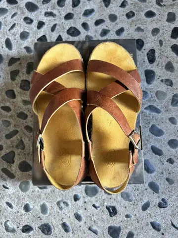 Chaco 브라운 가죽 크로스 스트랩 샌들