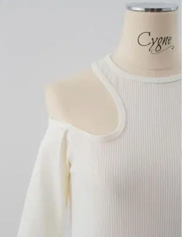 택 포함 새상품 신상 시뉴 cygne 원숄더 오픈 티셔츠 화이트