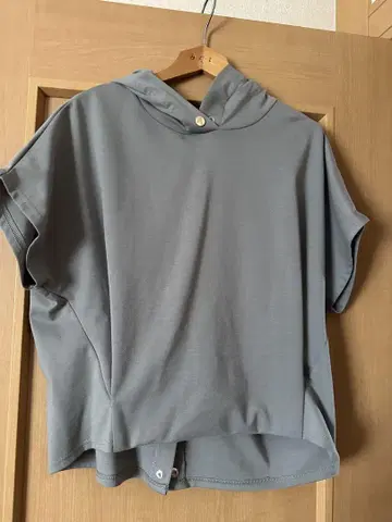 숏 기장 후드티