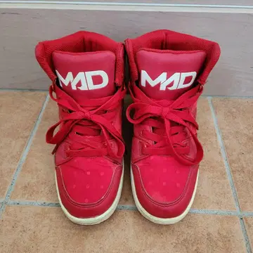 MAD 레드 하이컷 스니커즈