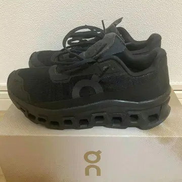ON Cloudmonster Void M 26cm 블랙 스니커즈