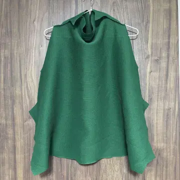 ISSAY MIYAKE ME 그린 슬리브리스 상의