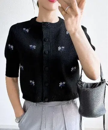 이번 시즌 신상! 앤도트 노스탤지어의 꽃 자수 니트 가디건 새상품급!