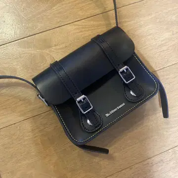 닥터마틴 Dr.Martens 사첼백 블랙 7인치
