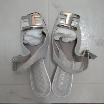 거의 미사용 그레이 스트랩이 달린 뮬 23cm