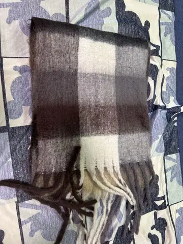 브라운 계열 체크 무늬 프린지 머플러
