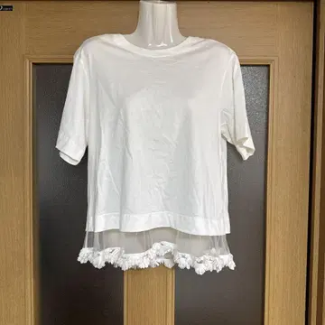 MUVEIL 프릴이 달린 화이트 티셔츠