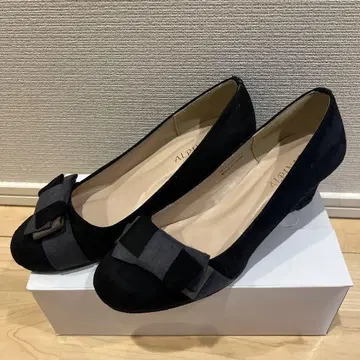 리본 포함 블랙 스웨이드 힐