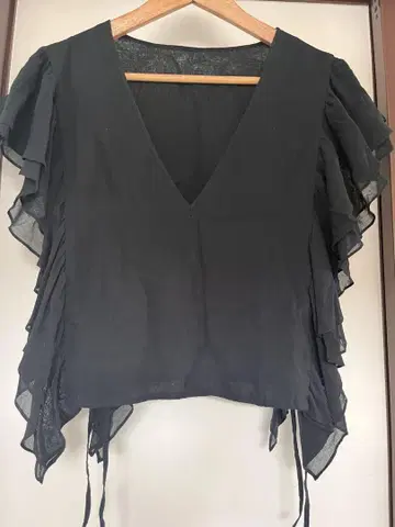 미사용 새상품 프릴 슬리브리스 탑
