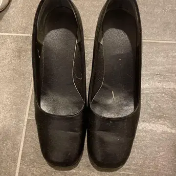 블랙 미들 힐 펌프스