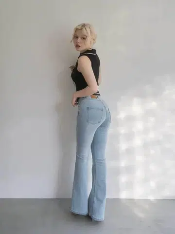 Andmary 라이트 컬러 힙 허그 플레어 데님 팬츠