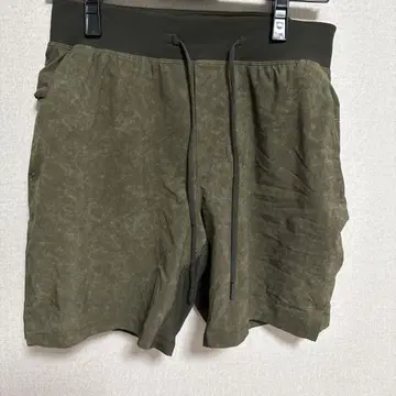 룰루레몬 올리브 컬러 숏 팬츠
